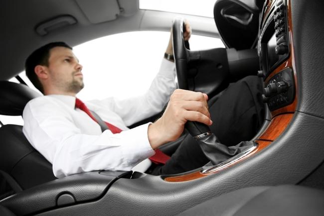 Πώς να οδηγείτε αυτοκίνητο με χειροκίνητο κιβώτιο ταχυτήτων; Συμβουλές για αρχάριους