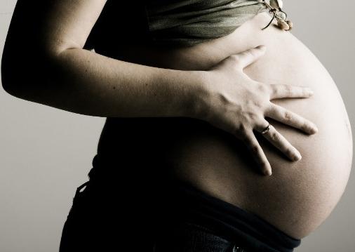 Μελλοντικές μητέρες: αν πέσει το στομάχι, πότε να γεννηθεί;