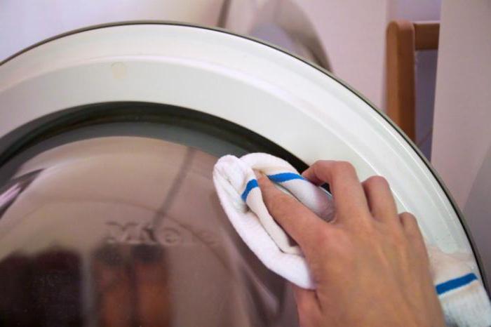 Τα καλύτερα μέσα καθαρισμού των πλυντηρίων ρούχων από τη βρωμιά, τη μούχλα και την οσμή