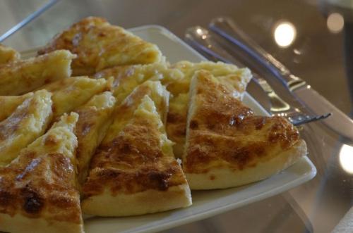 Khachapuri Megrelian - νόστιμα ψητά κέικ με τυρί