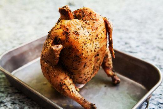 Πώς να μαγειρέψετε ένα νόστιμο κοτόπουλο στο φούρνο; Δύο επιλογές