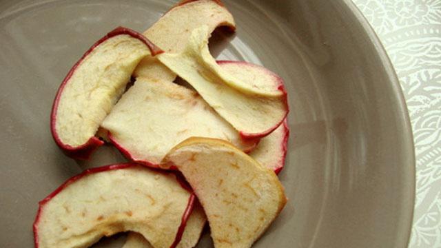 Πώς να στεγνώσει τα μήλα: διαφορετικοί τρόποι για να φτιάξετε νόστιμα αποξηραμένα φρούτα