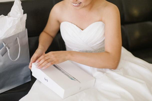 Πώς να επιλέξετε ένα γαμήλιο δώρο για τον γαμπρό από τη νύφη