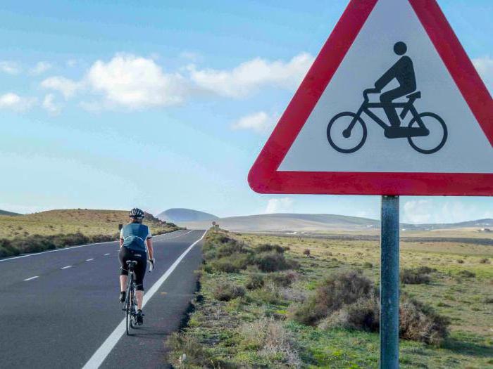 Ένα σημάδι που απαγορεύει την κυκλοφορία σε ένα ποδήλατο. Οδικές πινακίδες για ποδηλάτες. Ποδηλατικό μονοπάτι