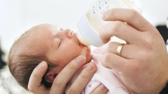 Γιατί το κεφάλι του μωρού ιδρώνει κατά τη διάρκεια της σίτισης;